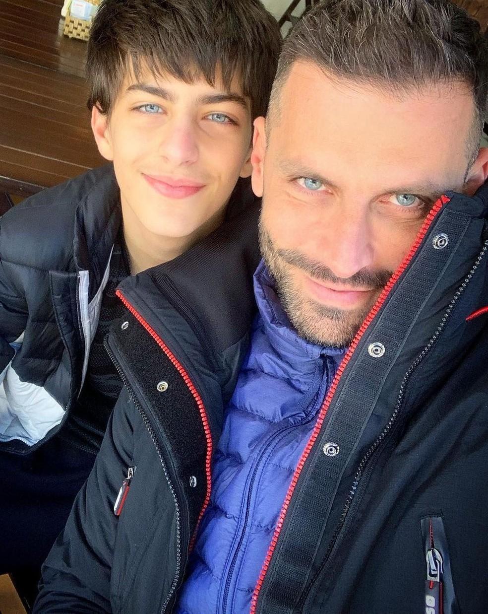 Henri Castelli e o filho Lucas, frito do seu casamento com Isabeli Fontana — Foto: Reprodução/Instagram