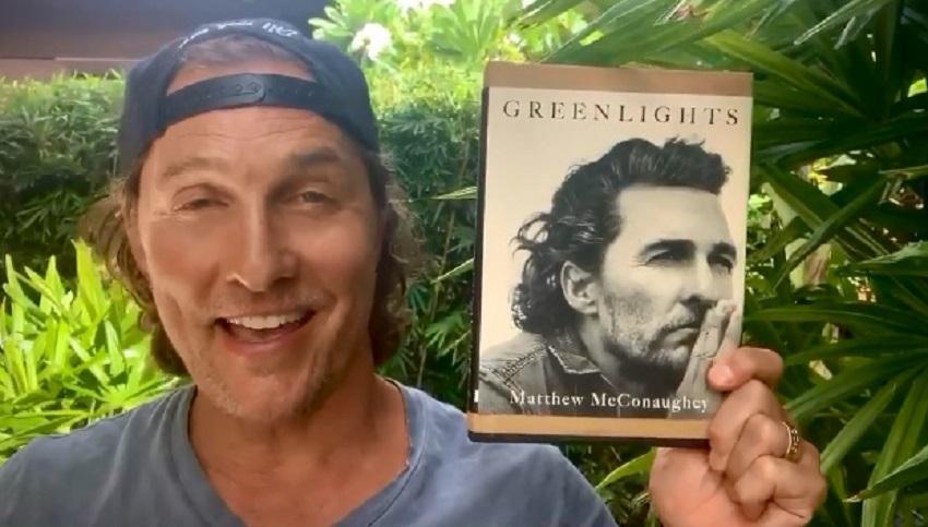 Matthew McConaughey e seu livro, "Greenlights" - Imagem: reprodução