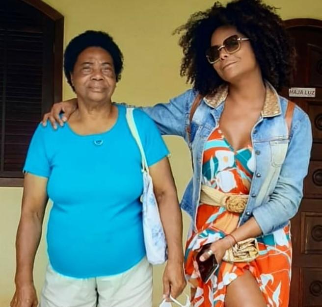 Adriana Bombom e a mãe, Dona Ernestina (Foto: Reprodução/Instagram)