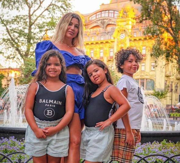 Dani Souza e os três filhos (Foto; Reprodução/Instagram)