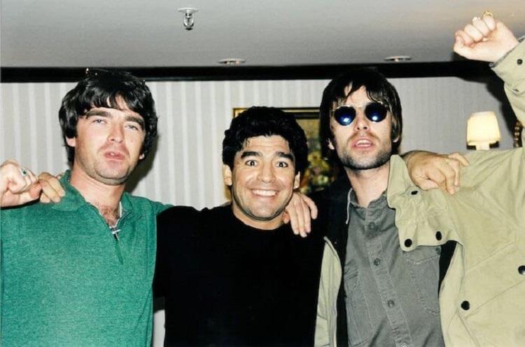 Maradona entre Liam e Noel Gallagher, do Oasis, no encontro - Foto: reprodução