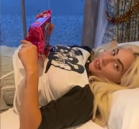 Lady Gaga com seu pacote de biscoito Chromatica - Print