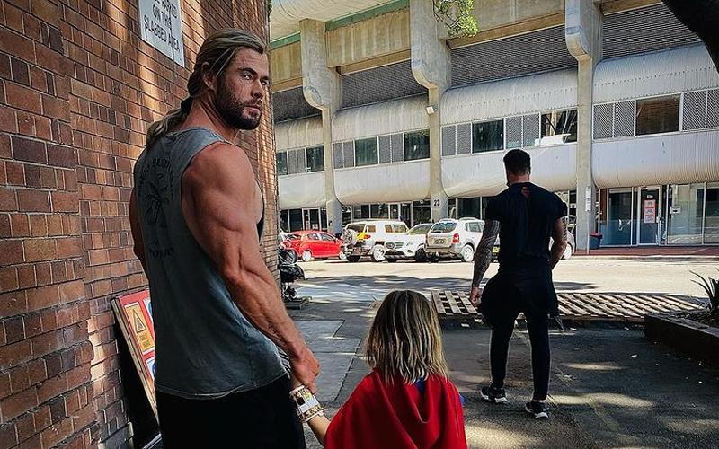 Chris Hemsworth passeando com o filho (Imagem: Reprodução/Instagram)