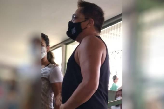 Leonardo, aos 57 anos, é vacinado contra a covid-19 em Goiânia