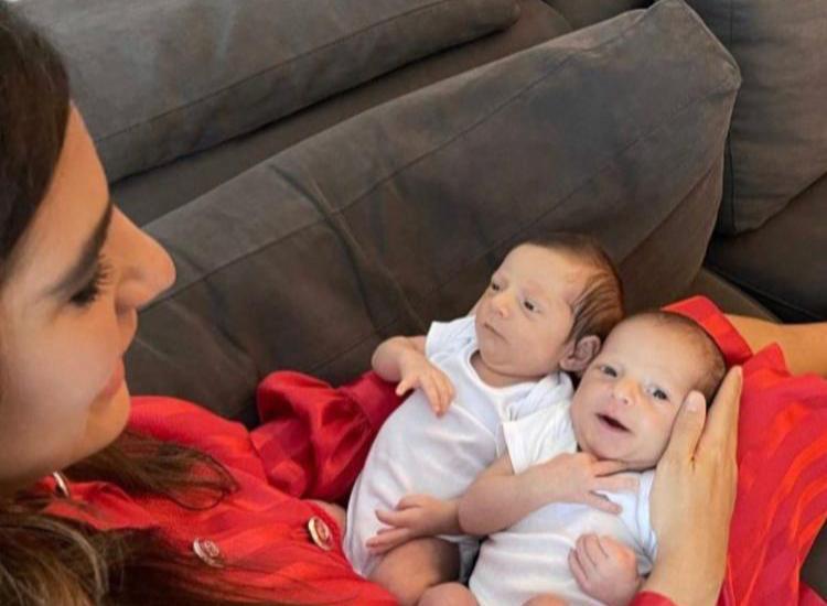 Andréia Sadi com seus gêmeos no colo (Foto: Reprodução/Instagram)