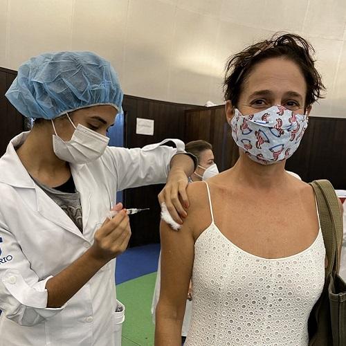 A atriz Andrea Beltrão no momento em que foi vacinada - Foto: reprodução @antigonaapeca
