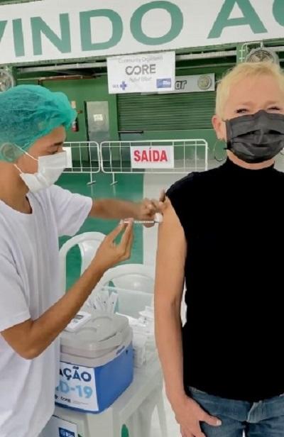 Xuxa no momento em que foi vacinada - Imagem: reprodução