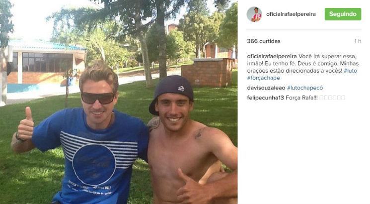 Rafael Pereira postou foto com Alan Rushel, que sobreviveu ao acidente com a equipe da Chapecoense. Foto: Reprodução/Instagram