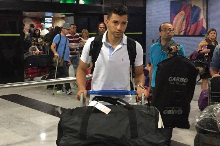 Renan Oliveira chega ao Recife para assinar com o Náutico