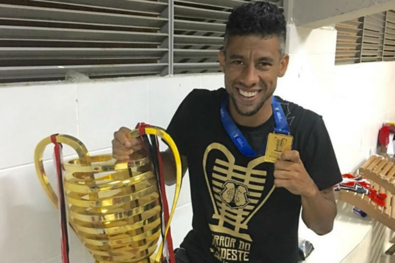 Léo Moura conquista primeiro título fora do Flamengo