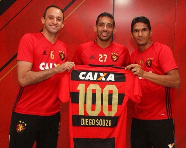 Diego Souza recebeu camisa comemorativa de Magrão e Durval. Foto: Williams Aguiar/Sport Club do Recife