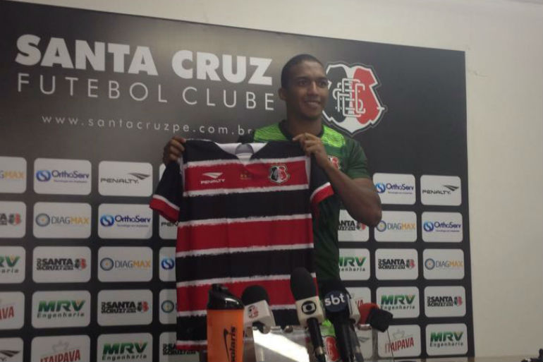 Após estreia, Santa Cruz apresenta volante Danilo Pires