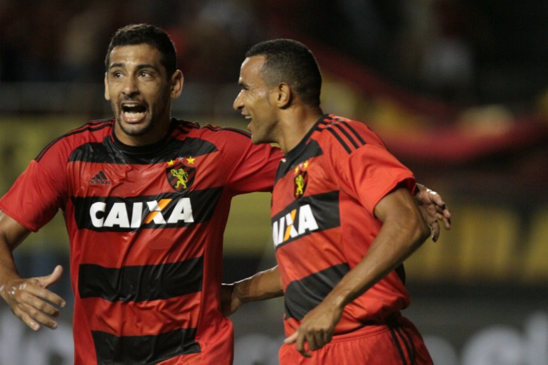 Diego Souza (E) e Serginho (D) marcaram na partida. Foto: Guga Matos/JC Imagem