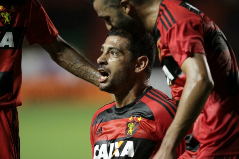 O meia do Sport fez duras críticas à arbitragem do futebol brasileiro. Foto: Guga Matos/JC Imagem