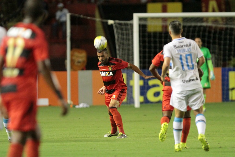 O zagueiro Ronaldo Alves joga novamente como titular. Foto: Guga Matos/JC Imagem