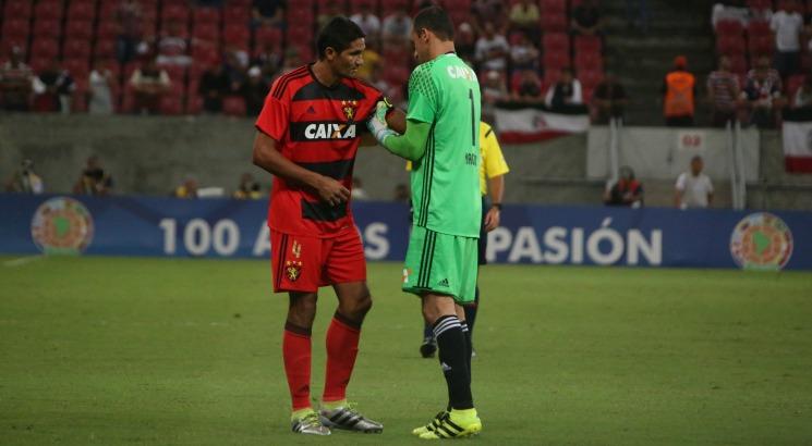 Magrão logo deu a faixa de capitão para Durval. Foto: Diego Nigro/JC Imagem