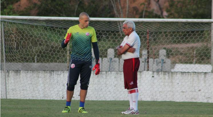 O goleiro elogiou o modo como Givanildo lida com o grupo alvirrubro. Foto: Léo Lemos/Náutico