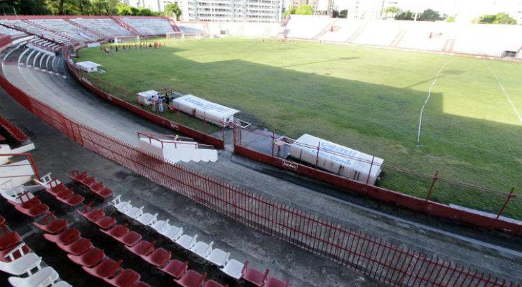 Previsão é de que em quatro meses estádio tenha gramado novo completo. Foto: Bobby Fabisak/JC Imagem