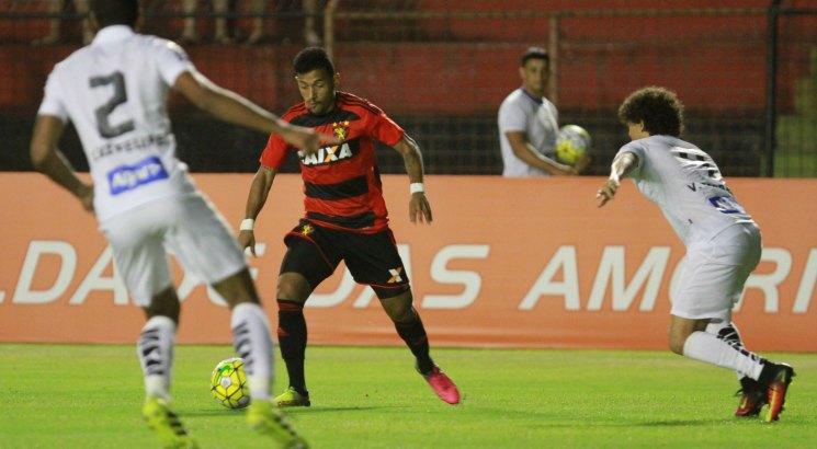 Rogério quebrou um jejum de um mês sem gols no domingo. Foto: Guga Matos/JC Imagem