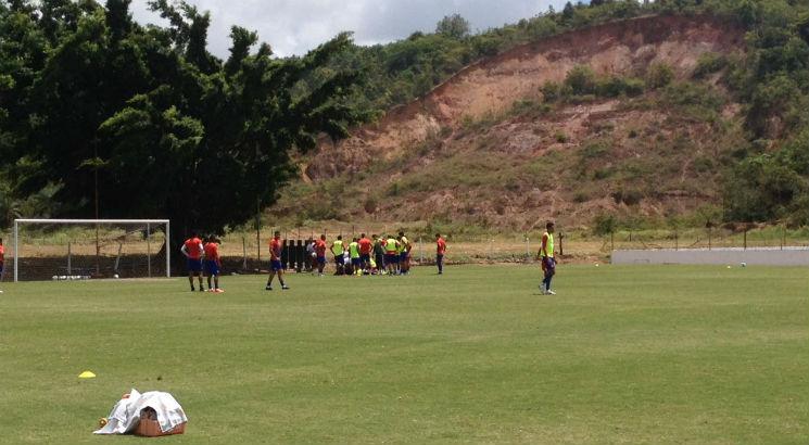 O goleiro Julio Cesar foi logo atendido em campo. Foto: Filipe Farias/Especial para o JC