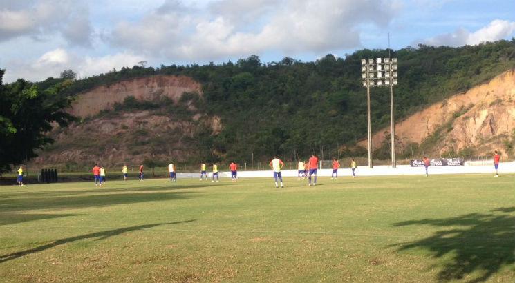 Givanildo Oliveira comandou um treino de um pouco mais de 40 minutos nesta quarta-feira. Foto: Filipe Farias/JC Imagem