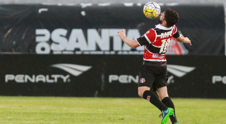 João Paulo tem vínculo com o Santa Cruz até o final de 2017. Foto: Guga Matos/JC Imagem