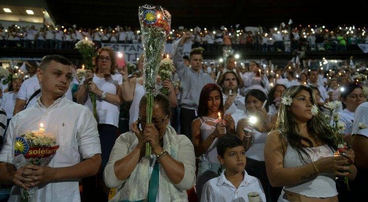 Estádio Atanasio Girardot ficou lotado para homenagens. Fotos: AFP