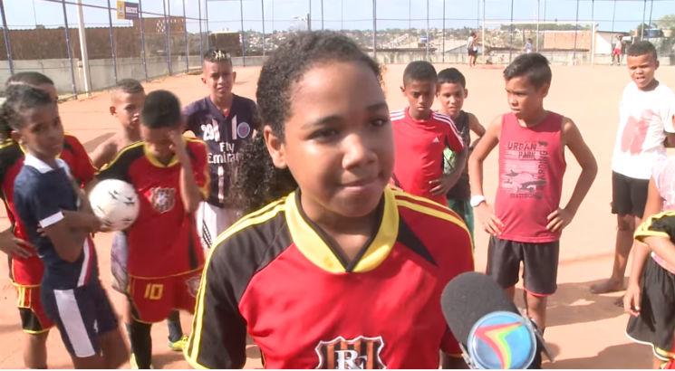 Raíza treina entre os meninos na escolinha de futebol do bairro. Foto: Reprodução/TV Jornal
