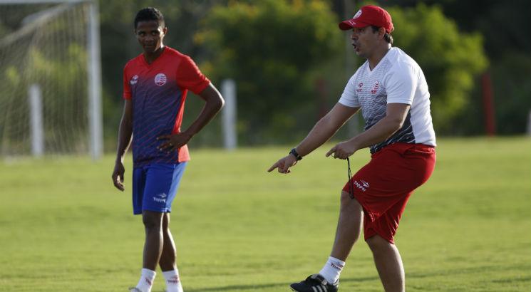 O treinador fez várias mudanças no time titular e reserva. Foto: Diego Nigro/JC Imagem