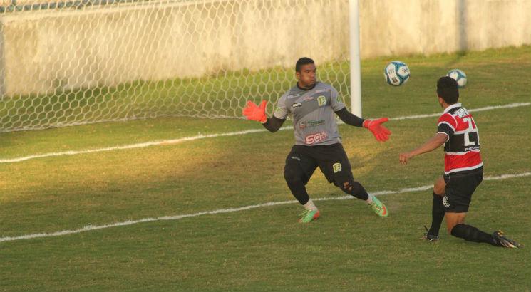 Éverton Santos marcou o primeiro gol do Santa Cruz contra o Timbaúba. Foto: Divulgação/Santa Cruz