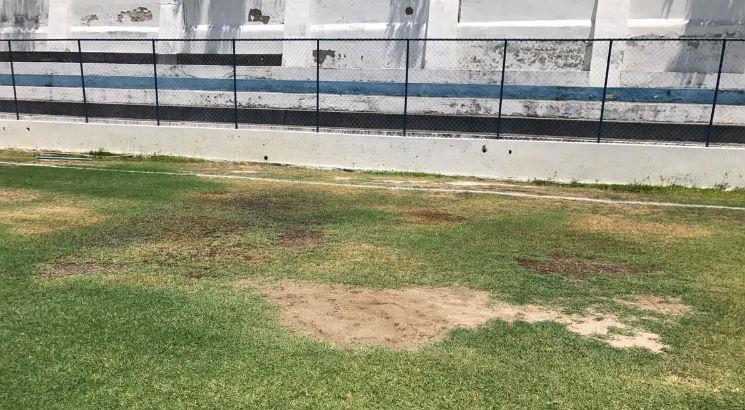 O gramado do Antônio Inácio está castigado e passou por alguns reparos no dia da partida entre Central e Náutico. Foto: Divulgação/Náutico