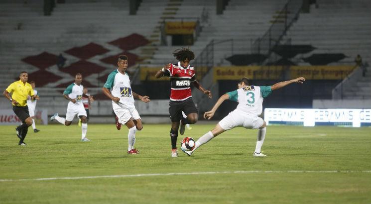 Willian Barbio atuou improvisado como centroavante diante do Belo Jardim. Foto: Diego Nigro/JC Imagem