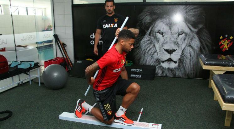 Jogador chegou ao Recife na segunda à noite. Foto: Divulgação/Sport