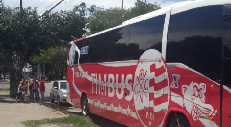 Ônibus oficial do Náutico esperou delegação nos arredores do aeroporto. Foto: Filipe Farias/Jornal do Commercio