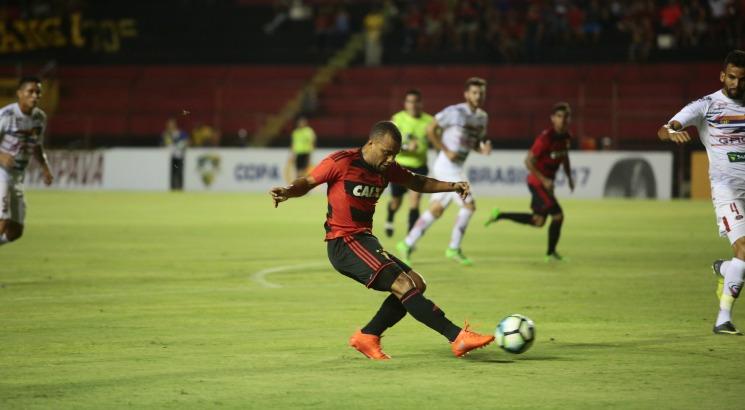 Lateral quer reduzir os erros para vencer o Flamengo. Foto: André Nery/JC Imagem