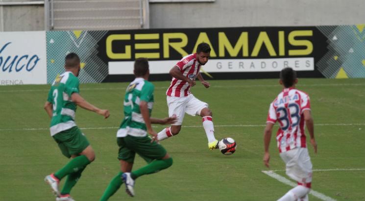 Manoel fez o gol do Náutico no começo do segundo tempo. Foto: Alexandre Gondim/JC Imagem