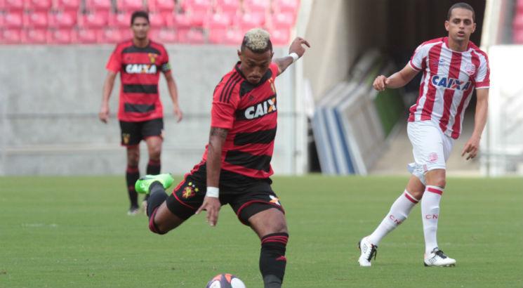 Hoje no Sport, Rogério já marcou seus gols pelo Náutico. Foto: Alexandre Gondim/JC Imagem.