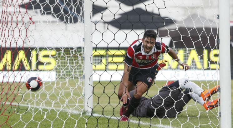 Everton Santos foi o autor do gol da classificação contra o Náutico Foto: Guga Matos/JC Imagem