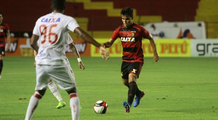 Rodrigo será o substituto de Patrick contra o Salgueiro. Foto: Guga Matos/JC Imagem