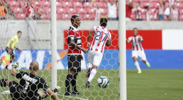 Zagueiro marcou gol após entrar em campo. Foto: Diego Nigro/JC Imagem