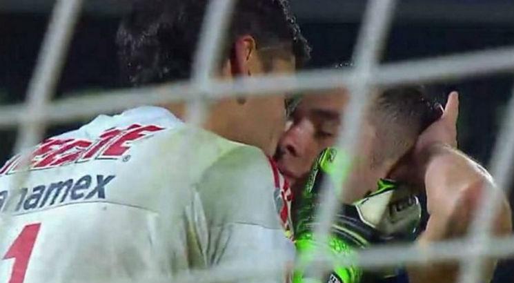 O goleiro Guzmán beijou Jiménez após este converter o pênalti que deu o título ao Tigres, no México. Foto: Reprodução
