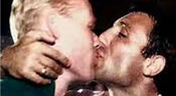 Stoichkov e Koeman trocaram um beijo quando comemoravam um título do Barcelona. Foto: Reprodução