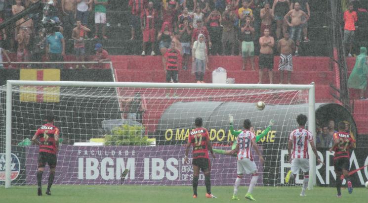 Esse foi o oitavo gol de Marco Antônio contra o Sport. Foto: JC Imagem