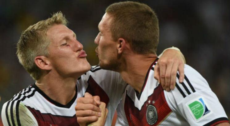 E também o beijo que não aconteceu. Ao celebrar o tetra da Alemanha, Schweinsteiger e Podolski tiraram foto dando um beijo na bochecha e outro no ar. Foto: Reprodução