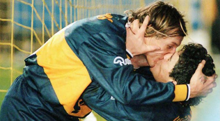 Maradona é possivelmente o maior beijoqueiro do futebol. Em um gol do Boca Juniors, ele e Caniggia comemoraram com um beijo. Foto: Reprodução