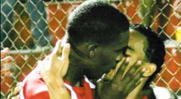 Peralta e Beckeles, do Deportivo Vida, se beijaram após o primeiro abrir o placar. Foto: Reprodução
