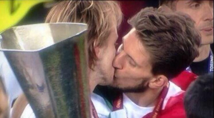 Quando o Sevilla ganhou a Liga Europa, Rakitic, ganhou também um beijo de Carriço. Foto: Reprodução