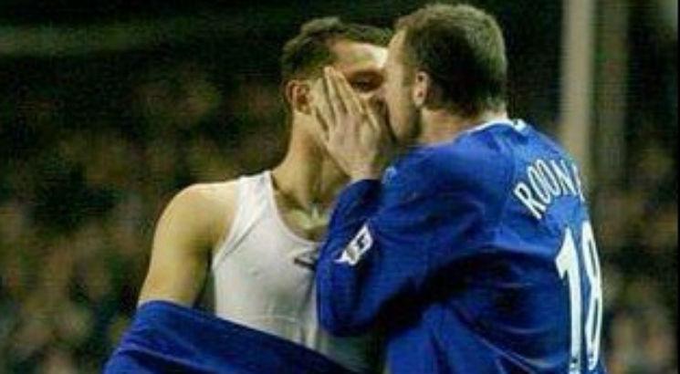 Rooney e Radzinski deram um beijo em comemoração de um gol do Everton. Foto: Reprodução