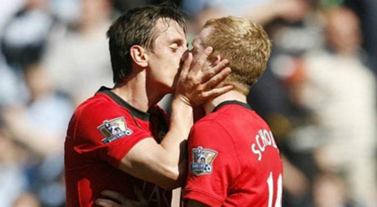 Como clássico é clássico, Paul Scholes e Gary Neville se beijaram após o gol do Manchester United sobre o rival City. Foto: Reprodução