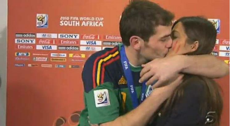 Ao conquistar a Copa do Mundo de 2010, o goleiro Casillas beijou a jornalista Sara Carbonero, atualmente sua esposa, em entrevista. Foto: Reprodução